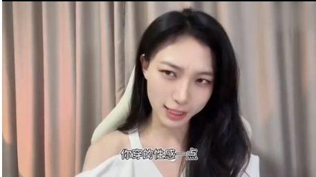 美女被叉叉视频,美女遭遇意外，网络视频引发热议