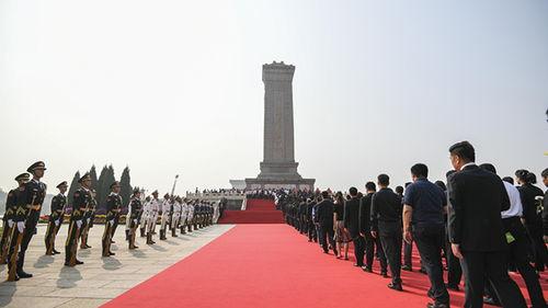 烈士纪念日向人民英雄敬献花篮视频,致敬永恒——烈士纪念日花篮敬献仪式精彩瞬间