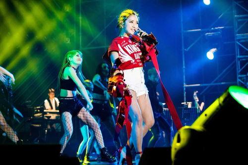 何洁演唱会视频,激情四溢，视听盛宴